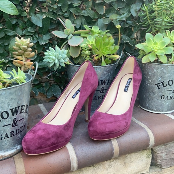 New Violet & Red Suede pumps
Color burgundy
Size 7 - Picture 7 of 9